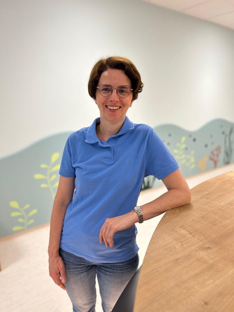 Ärzteteam in freundlicher Kinderarztpraxis